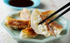 羽根つき！ジューシー！自宅で簡単に作れる餃子テクニックに「子どもの目もキラキラに！」