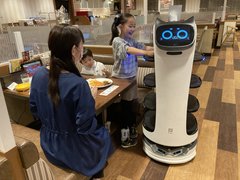 「配膳ロボットは店員から仕事を奪わない」人の働き方をアシストするロボットの存在
