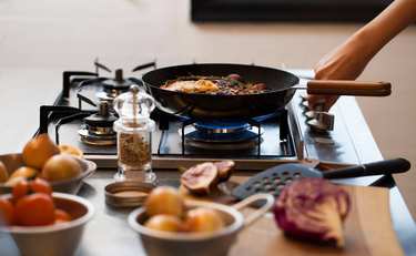 餃子専用も!?特製フライパン続々発売「料理上手になった気分」