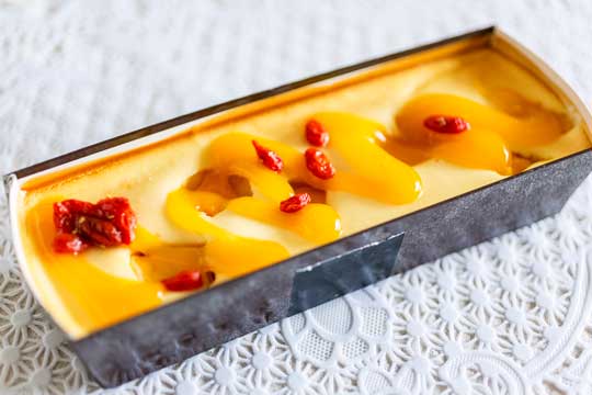 成城石井自家製マンゴーとゴジベリーの杏仁チーズケーキ