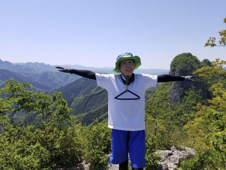 登山中の牧野ステテコさん