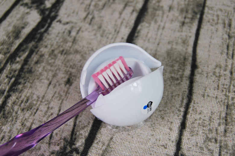 ダイソーおすすめ収納「歯ブラシホルダー(開閉収納式)」の使用中画像