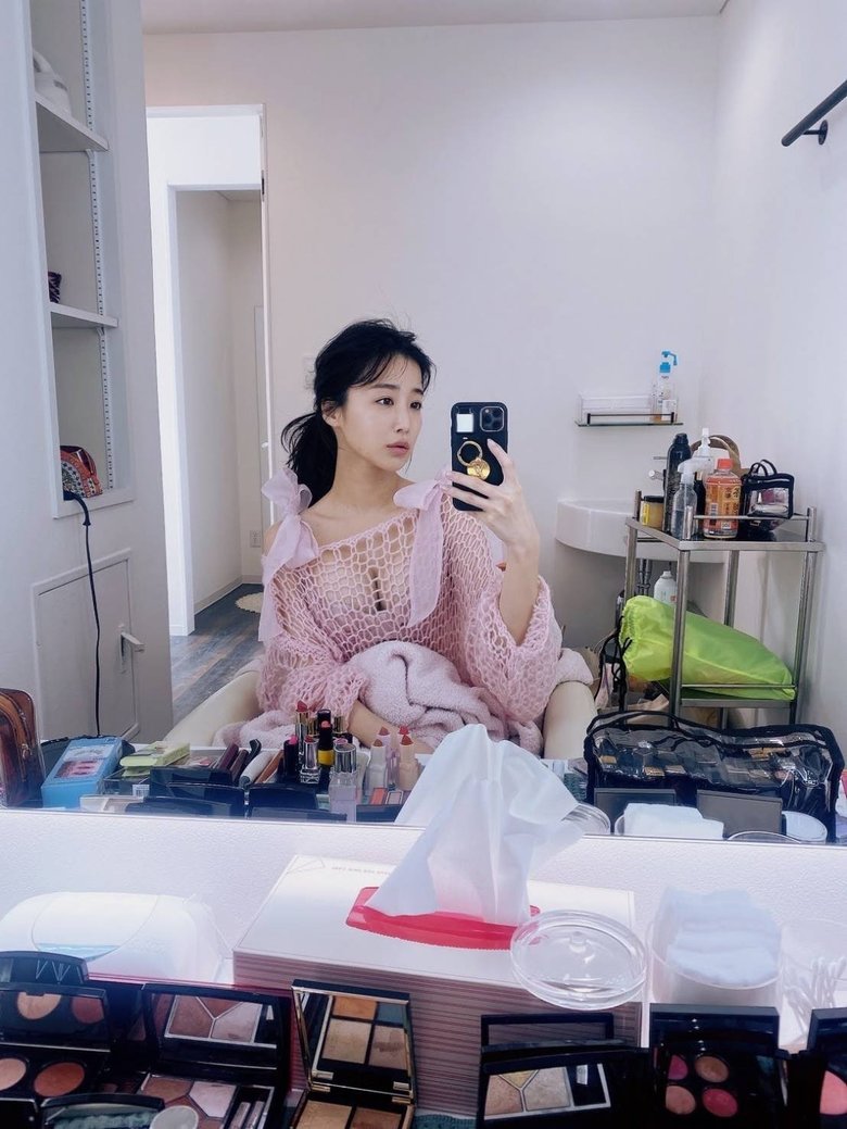 “あざとかわいい”キャラとして人気者に。楽屋での一コマ