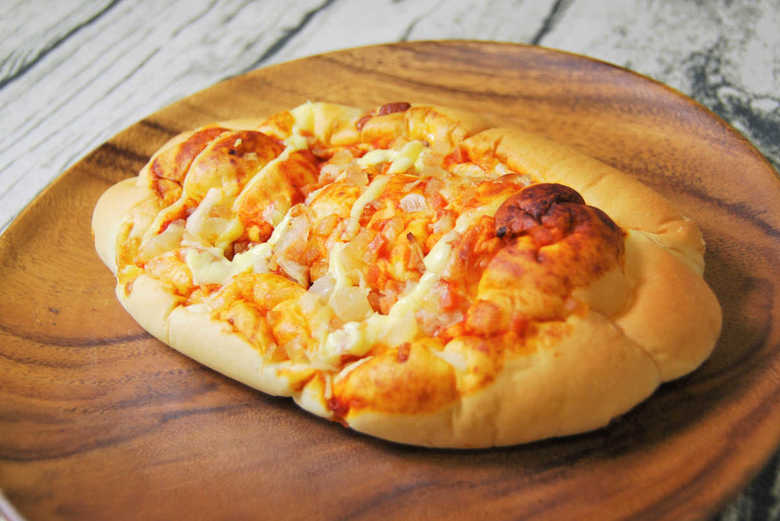 ファミマの人気パンピザパン(パイン&アップル)の画像