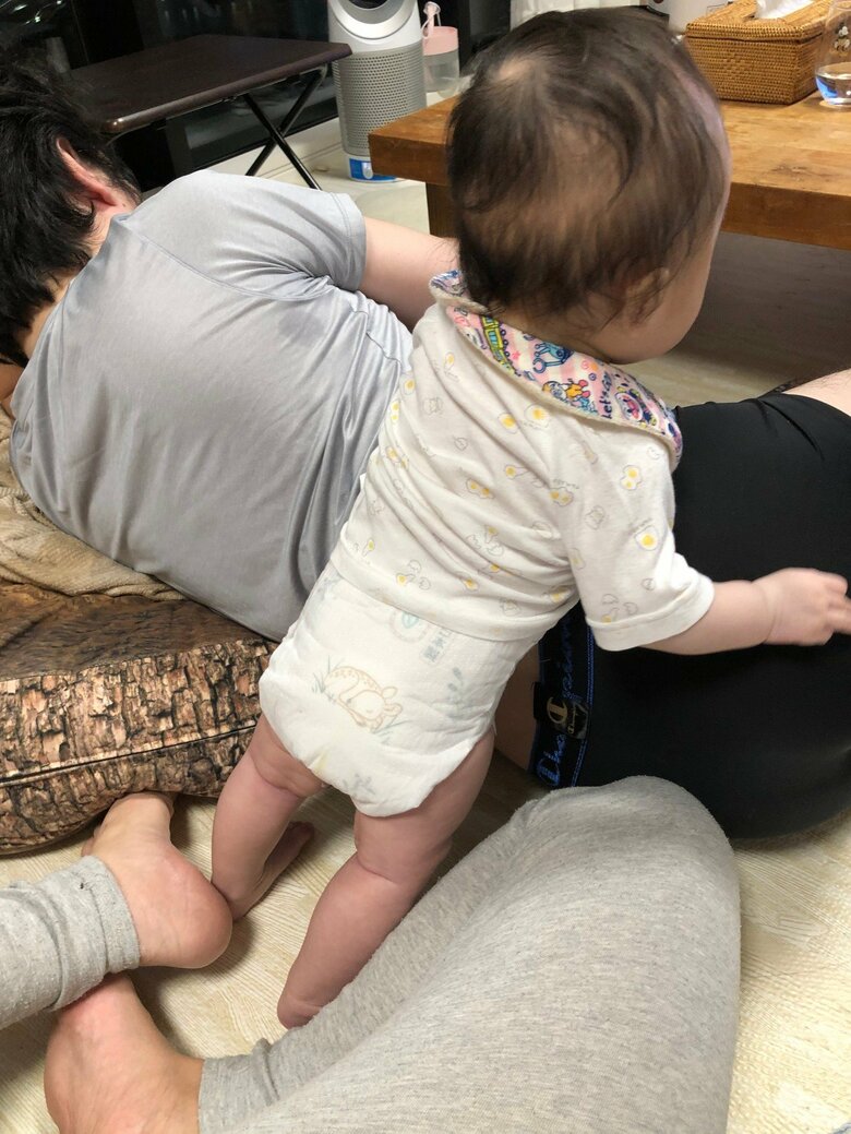 一家団欒でのひとコマ。つかまり立ちを始めた頃のお子さんの様子