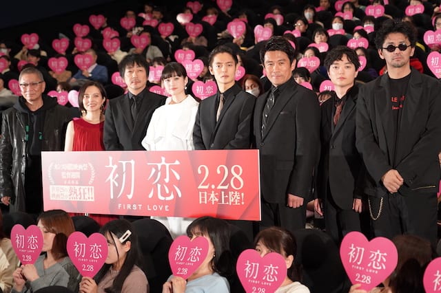 舞台挨拶に登壇した監督・キャスト陣