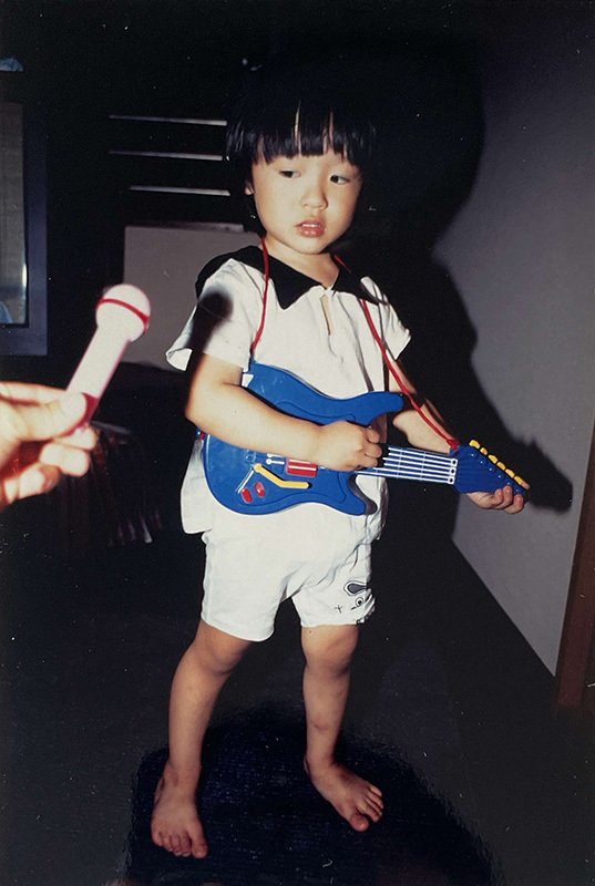 幼少期からギターを抱えて歌う尾崎裕哉さん