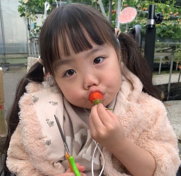 6歳のころ、いちご狩りを家族で楽しむ理央奈ちゃん