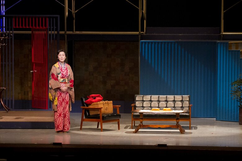 芸人時代の舞台写真。2012年、吉本百年物語『舶来上等、どうでっか?』助っ人として大阪から呼び寄せられたお茶子のお黒役