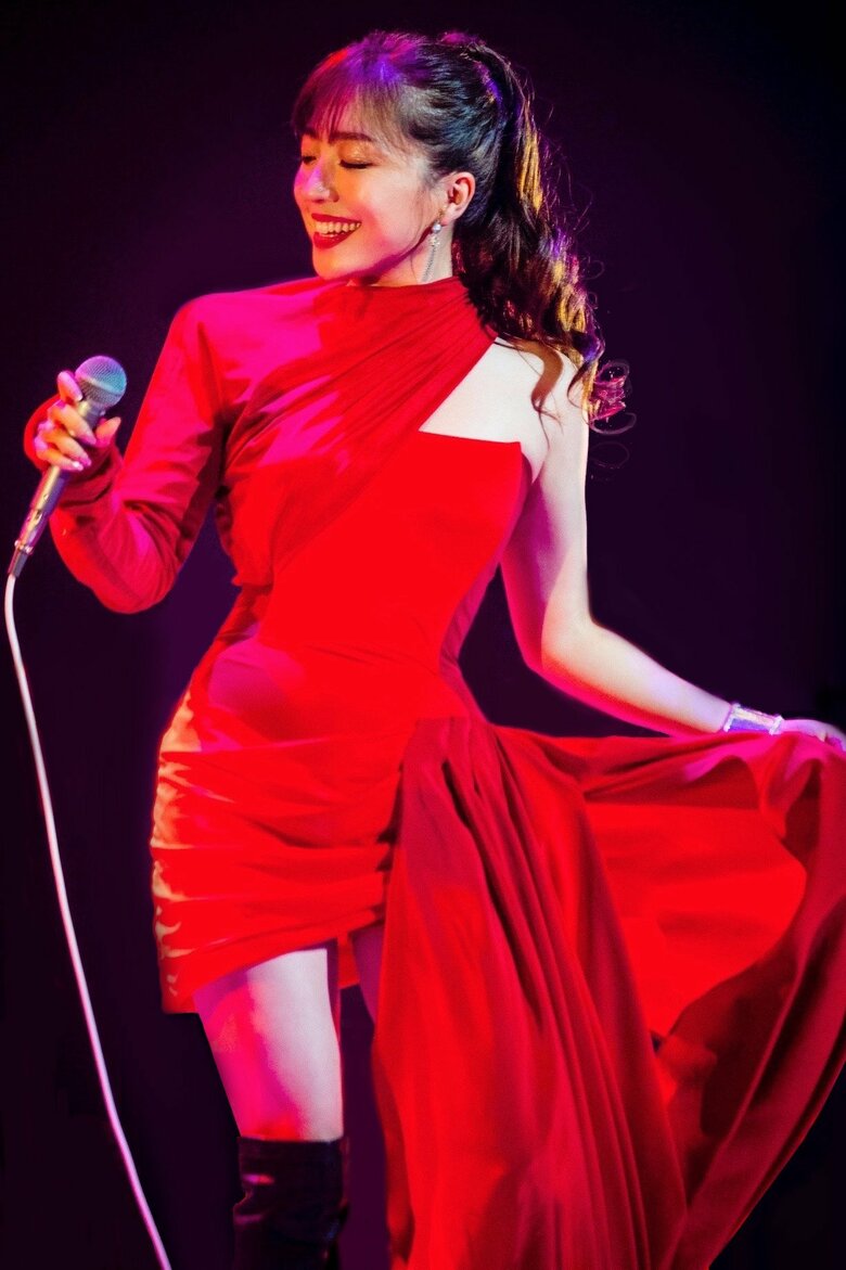 情熱的な真っ赤な衣装に合わせた赤リップがお似合いの平原さん