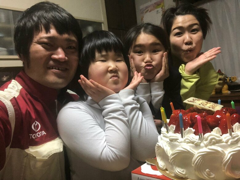 お揃いのポーズで妹のゆいなさんの誕生日をお祝い
