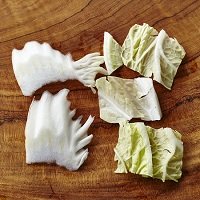 白菜は、白い部分は小さめのそぎ切りに、緑色の葉はざく切りにする。昆布は長ければはさみで切る。ゆずはタネをとり除いて、薄切りにする。Aは小鍋に入れて煮立てる。