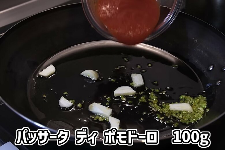 【作り方7】オリーブオイルに香りが移ったら、トマトソース100gを入れる