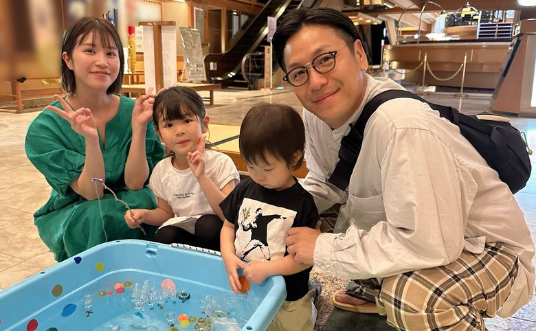 金魚すくいを楽しみながら