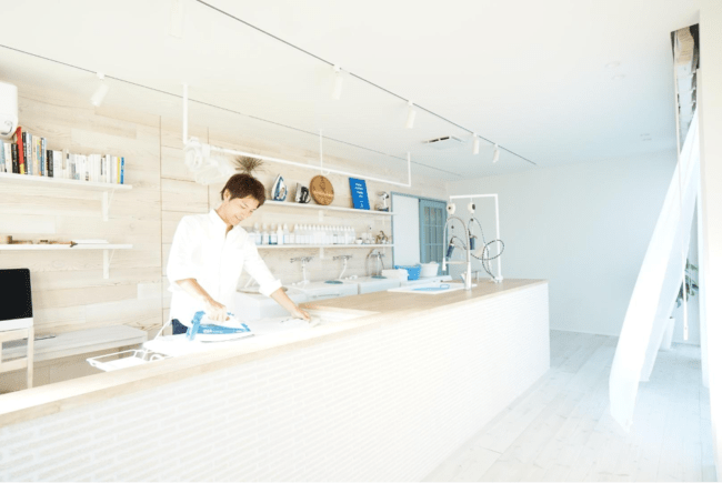 自宅の洗濯アトリエでアイロンがけをする中村さん（写真提供／中村さん）