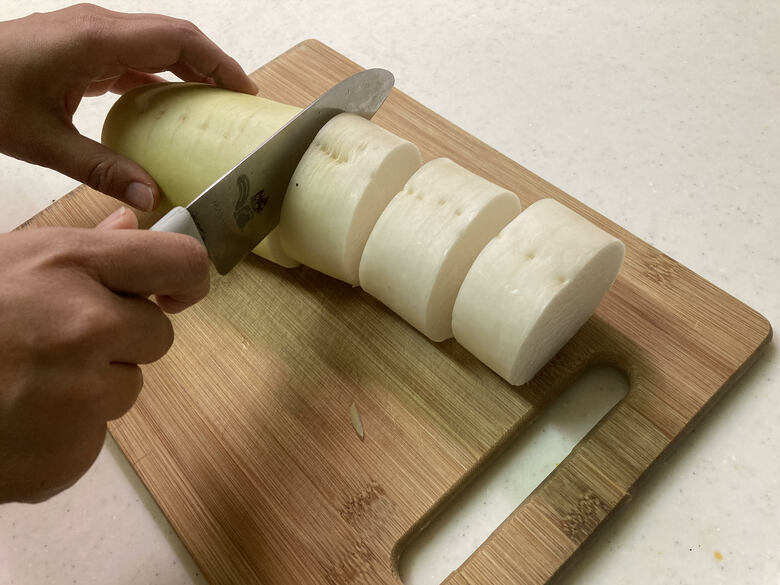 【しみしみ大根の作り方1】根を3～4cmの輪切りにして皮をむく