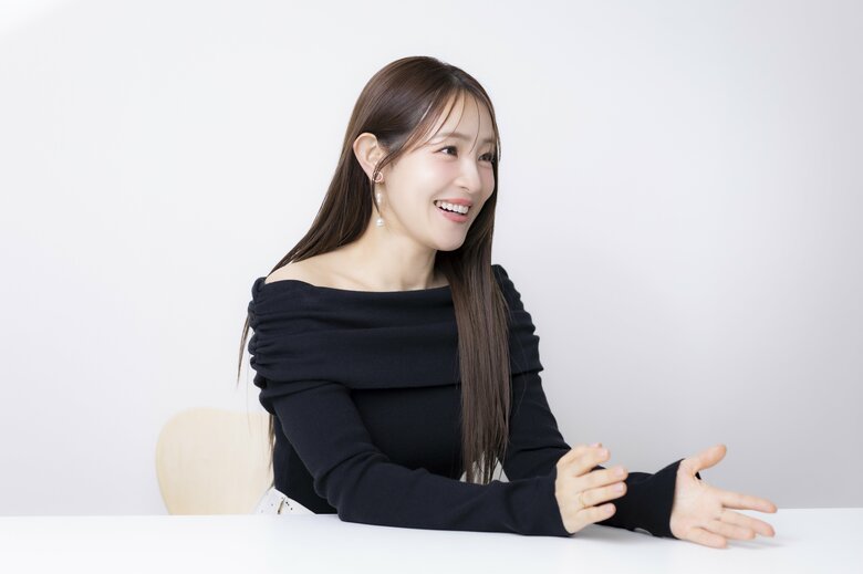 取材中もフェイスラインの美しさが際立つ