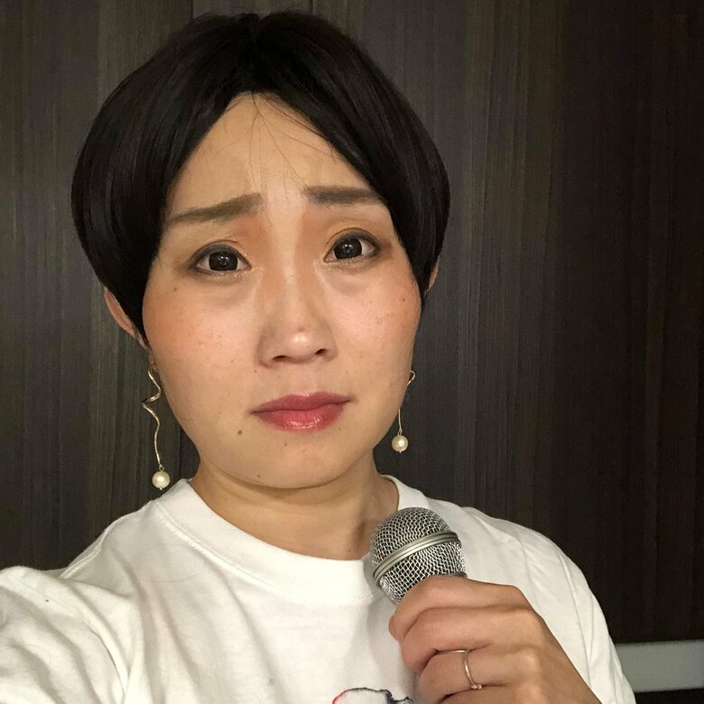 前田敦子さんがショートカットに髪型を変えたときのモノマネをするキンタロー。さん