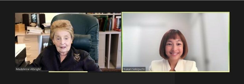 現在、コンサルタントとして勤務するASG（オルブライトストーンブリッジグループ）の設立者であるオルブライト元国務長官と話をする関口さん