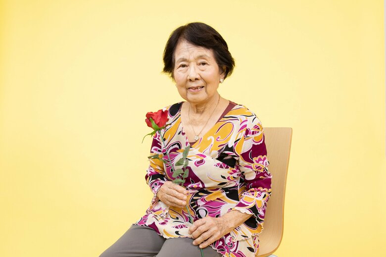 バラを持つと笑顔になったおばあちゃん