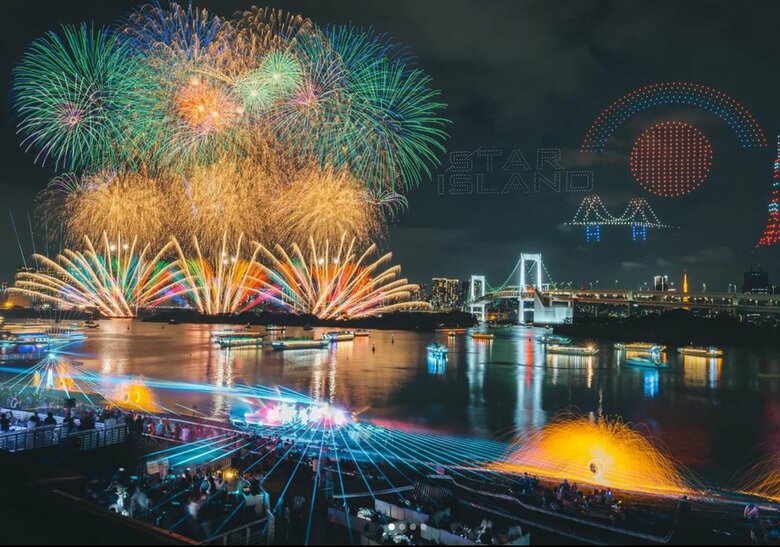 伝統的な花火とドローン、水上と陸上でのライブパフォーマンスが光や音楽と融合する