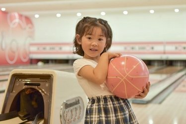 運動不足に最適！たまには親子でボウリング場に行ってみよう