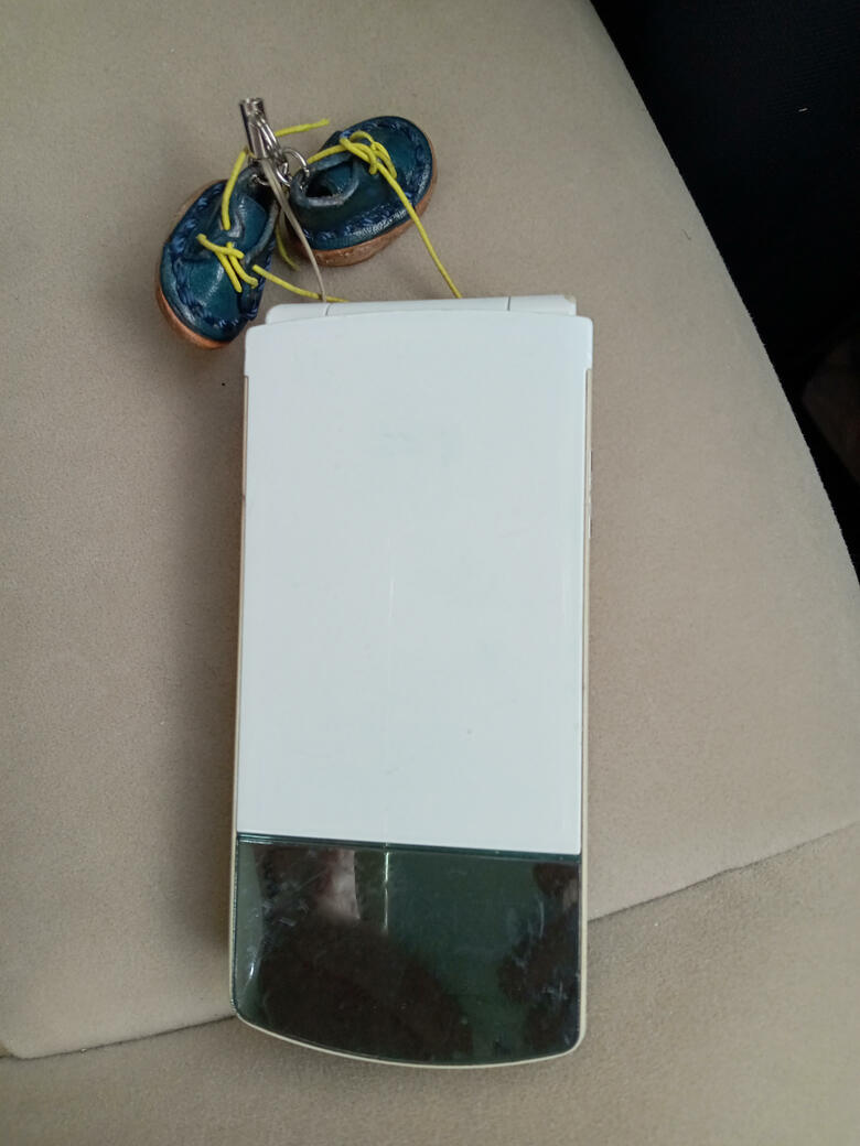 現在も愛用中の勝俣さんのガラケー