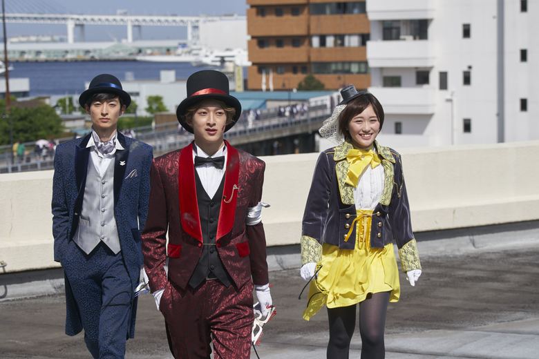 ▲左よりルパンブルー＝宵町透真、ルパンレッド＝夜野魁利、ルパンイエロー＝早見初美花。ふだん、彼らが快盗として暗躍する際は仮面を装着しています。