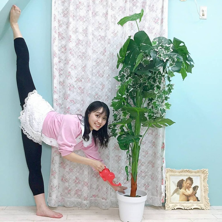 “まさかの開脚”をしながら水やりするシュールな松浦さん