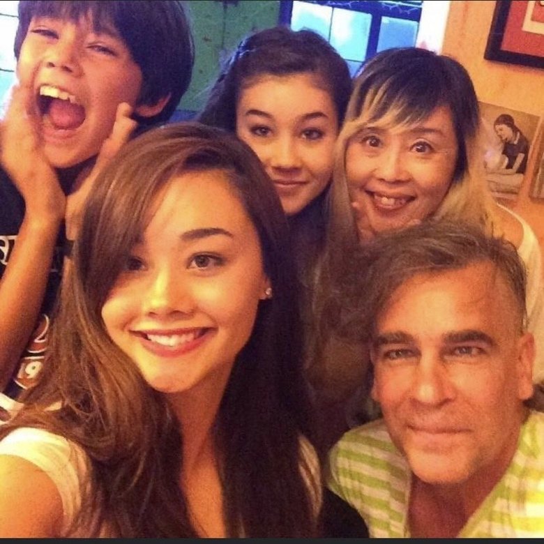 昔は反抗期もあったという3人のお子さんと野沢直子さん