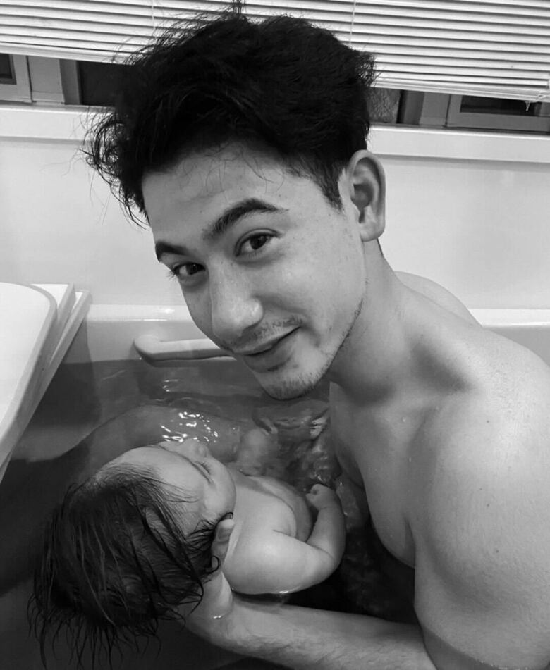 0歳児との入浴は気を使うことも多いですが、首もしっかり支えて余裕の表情です（写真提供／本人）