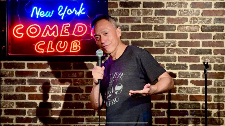 全米でもトップ3に入るコメディ劇場「ニューヨーク・コメディクラブ」のオーディションに合格。全米各地を巡業したことも