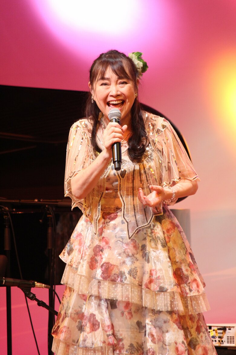 コンサートで熱唱する井上さん