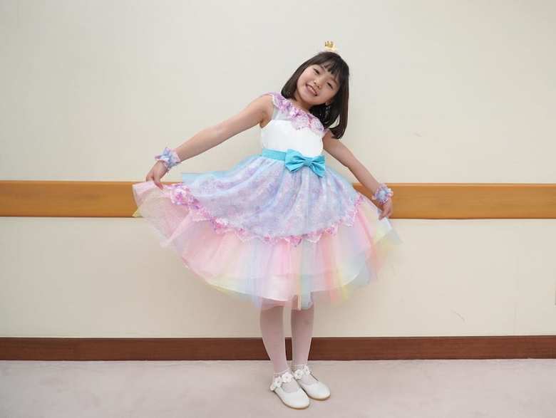 「今日のドレスはとってもかわいくてうれしい！」と笑顔を浮かべる稲垣さん