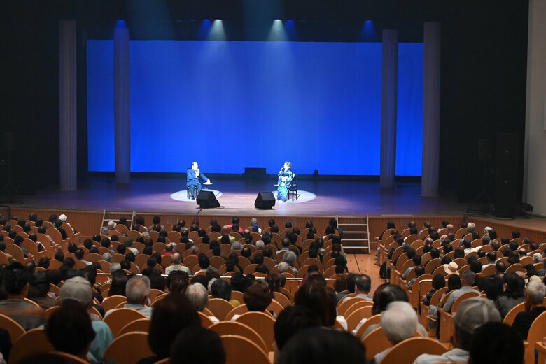 満員の客席を前に歌う松原さん。全国各地の舞台に立ち続けてきた