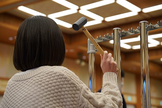 チューブラーベルを鳴らす瑞穂さん