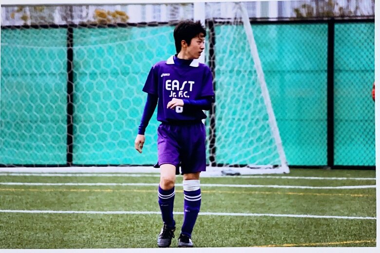 爽やかイケメンすぎ！学生時代にグラウンドでサッカーをする青山さん