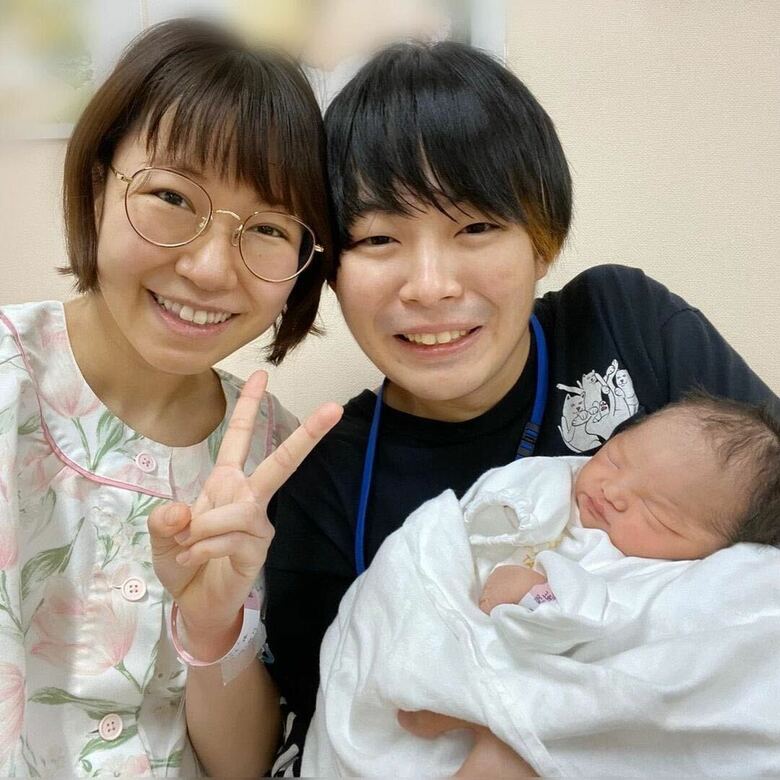 2019年に8歳年下のYoutuberりおなりさんと結婚、2020年に長男を出産しました