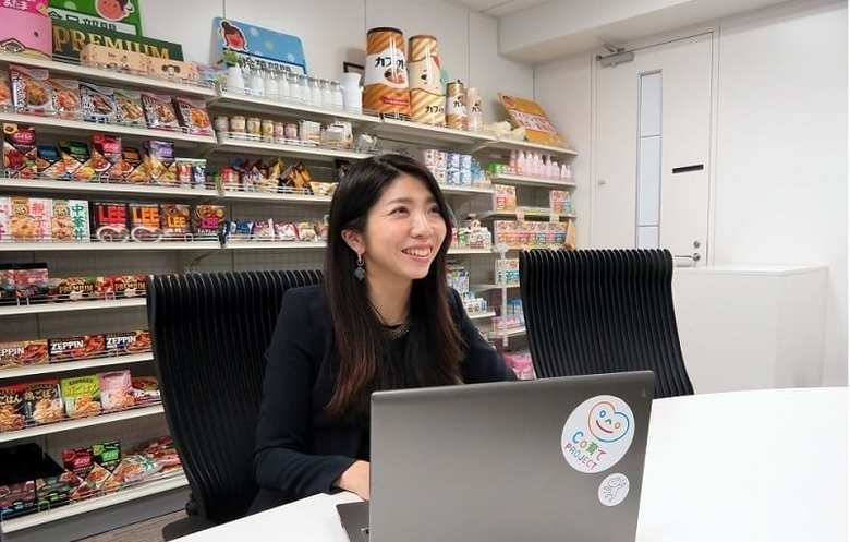 大学卒業後、食品メーカーなどを経て、2013年江崎グリコ入社。栄養食品や「ビスコ」などのマーケティングを担当した後、コーポレートコミュニケーション部で「Co育てPROJECT」のリーダーを務める。プライベートでは2児の母。「子どもの健やかな成長」を公私ともに応援していきたいと、日々仕事と家庭に全力投球。