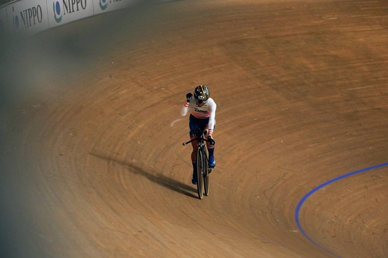 2026年、「全日本自転車競技選手権大会」トラック・レース（パラサイクリング）にて日本新記録を更新し、ガッツポーズ