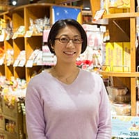 料理研究家。さまざまな国の料理を簡単に作れるようになる料理教室「Yummy’s Cooking Studio」主宰。美術大学を卒業後、テキスタイルデザインの仕事を経てカルディコーヒーファームに勤務。2006年1月に料理ブログをスタートし、レシピの簡単さと面白さから、たちまちネットやテレビで話題に。現在は料理研究家として雑誌やTV、企業のレシピ開発など多方面で活躍。輸入食材の知識を生かし、世界中の料理を日本の家庭で作れる簡単レシピにするのを得意とする。なかでも、世界中の料理を3ステップの簡単レシピにした『ヤミーさんの3STEP COOKING 』（主婦の友生活シリーズ）は、根強い人気を誇る。他にも『ヤミーさん×カルディの輸入食材で作る簡単！ おいしい！ ごちそうレシピ』（マイナビ）など、著書多数。