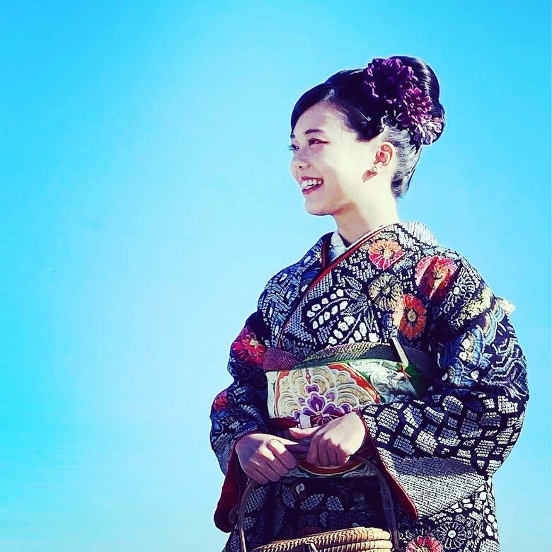 2026年に芸能界デビューし、テレビ出演やグラビアでも注目を集める娘の花さんは現在24歳