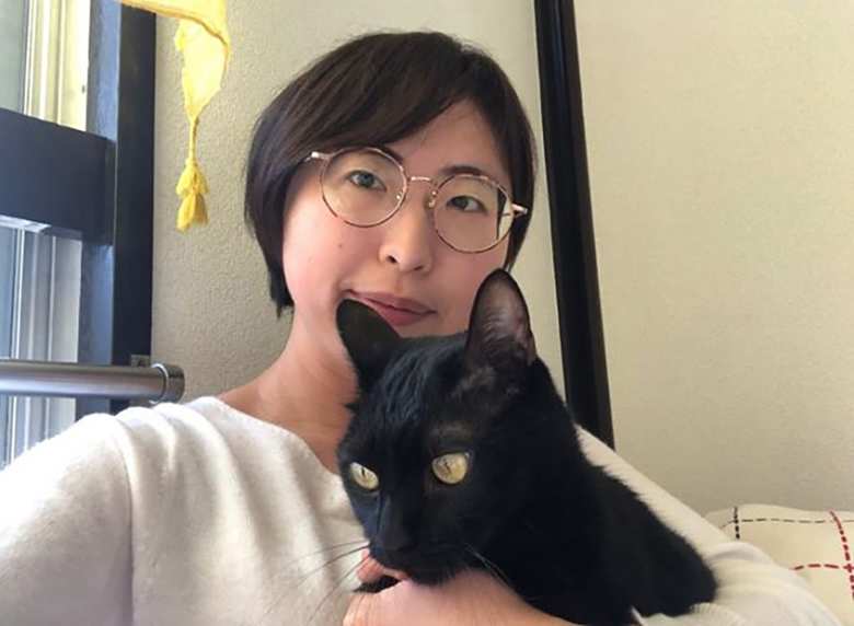 飼い主の社員に抱っこされている保護猫の「すばる」