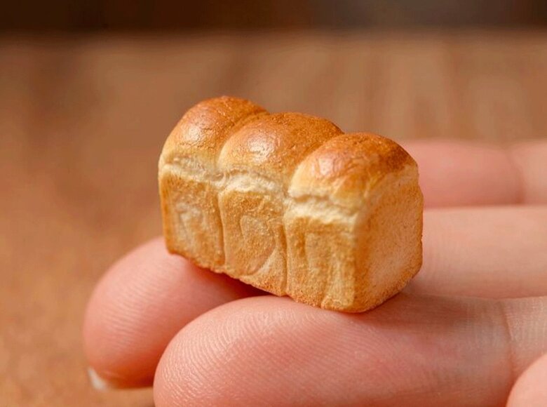 「焼きたてパン」のミニチュア。いい香りが漂ってきそう！