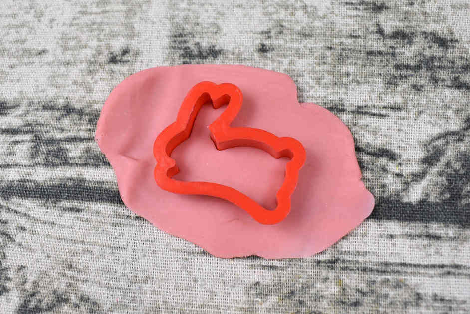 ダイソー「こむぎねんど」でウサギの粘土を作る画像