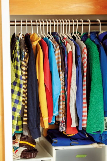 【子ども自身で 洋服をしまう！】アウターや長袖は ＂ハンガー管理＂ で出し入れし易く