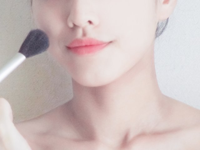 チークを入れる女性の画像