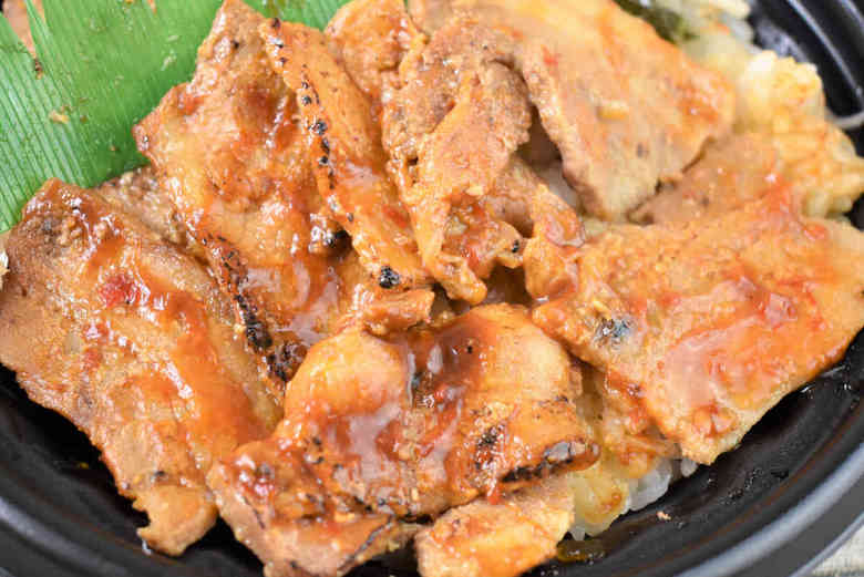 ファミマのおすすめランチ「炙り焼 ダブル味噌豚丼」の食レポ画像