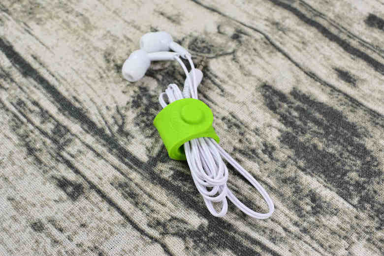 セリアの人気雑貨「シリコン携帯クリップ」の実物画像