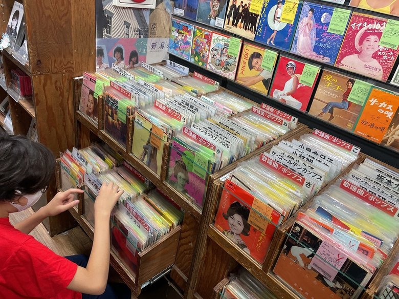 趣味のレコード店巡りへ